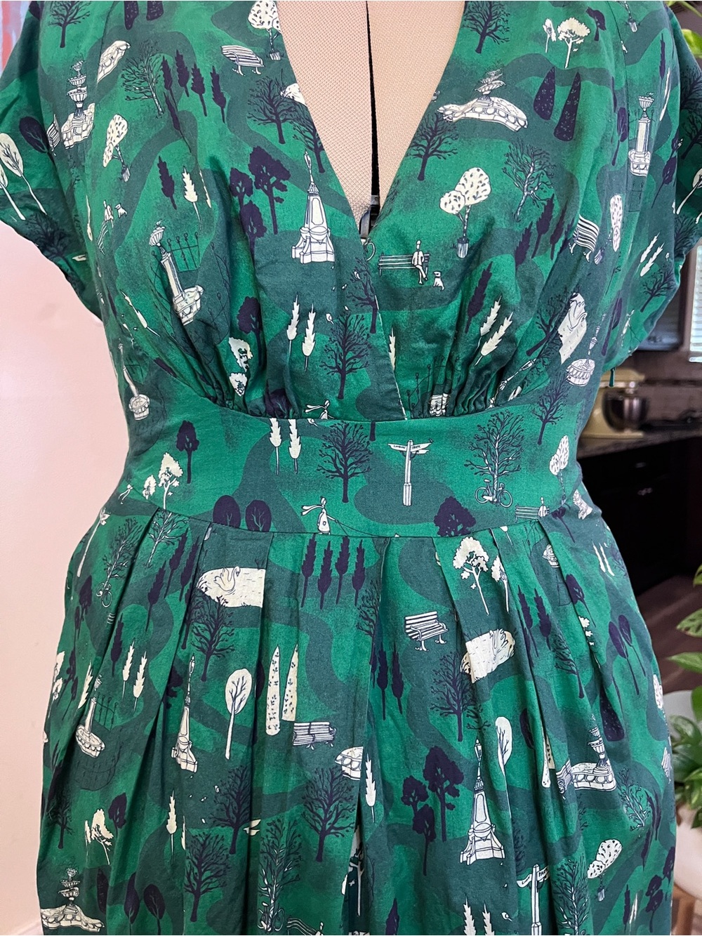 Green Printed V-Neck Midi Dress with Waist Detail - Picture 4 of 11